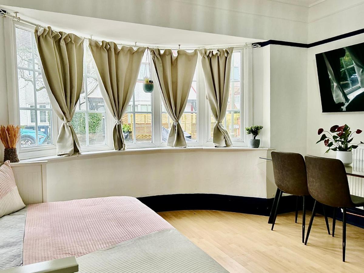 Rest Boutique Golders Green Londra Esterno foto