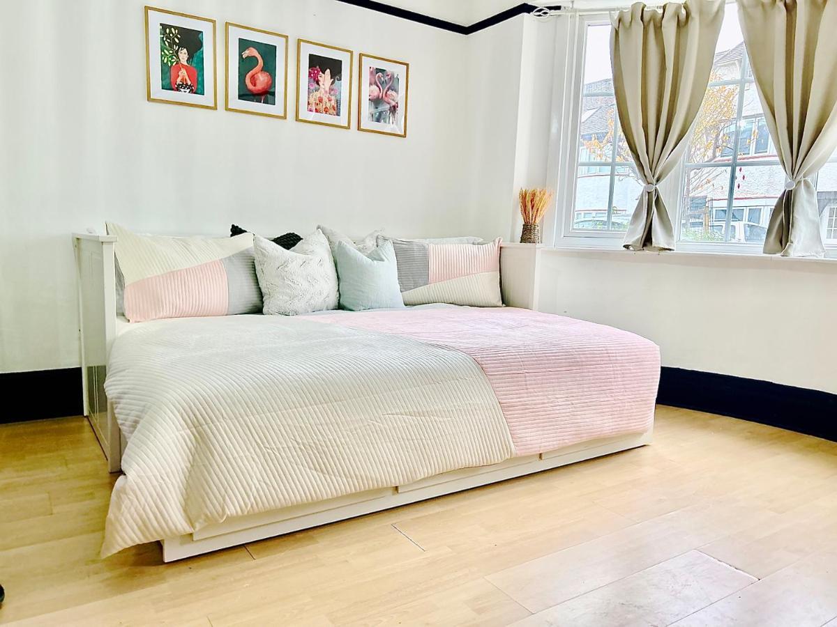 Rest Boutique Golders Green Londra Esterno foto